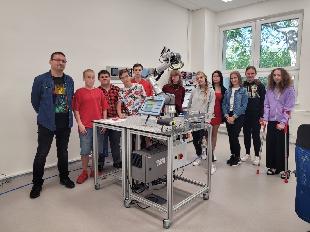 Žáci ZŠ Nádražní v učebně robotiky a automatizace 