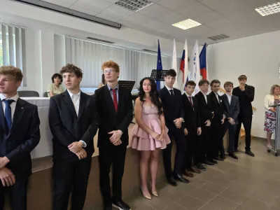 SLAVNOSTNÍ PŘEDÁVÁNÍ MATURITNÍCH VYSVĚDČENÍ