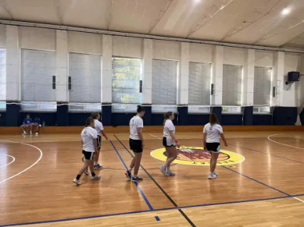 SPORTOVNÍ KLÁNÍ V BASKETBALU A FOTBALU